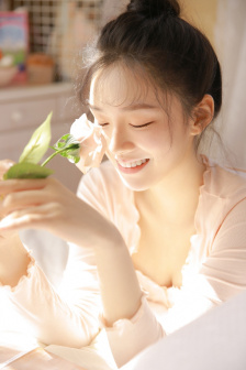 两峰夹小溪地湿又无泥的出处